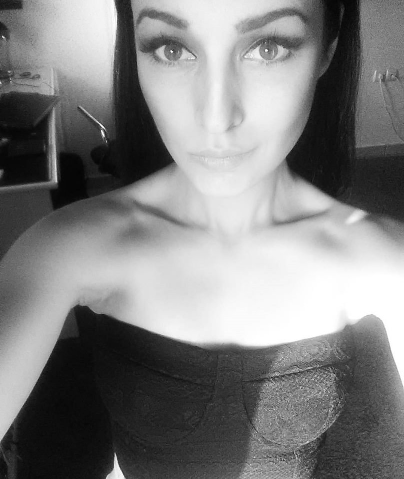 Η καλλονή εγγονή της Τασσώς Καββαδία σχεδιάζει ρούχα! [εικόνες] | iefimerida.gr 1