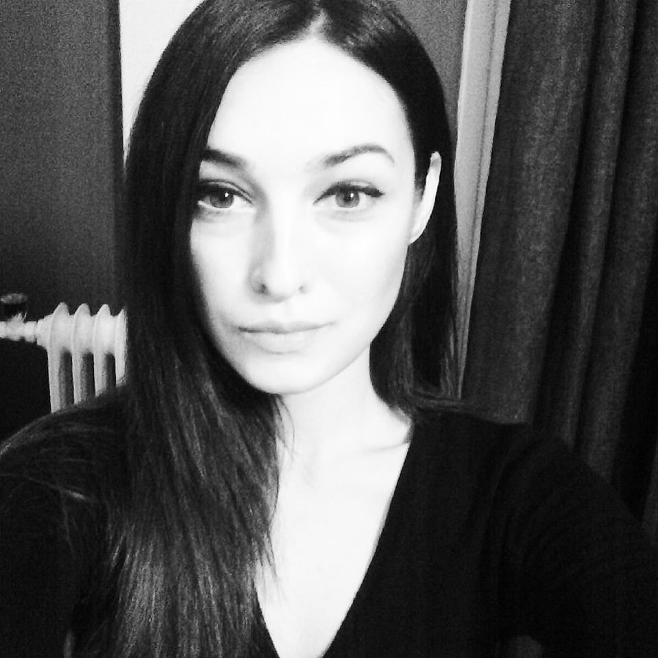 Η καλλονή εγγονή της Τασσώς Καββαδία σχεδιάζει ρούχα! [εικόνες] | iefimerida.gr 5