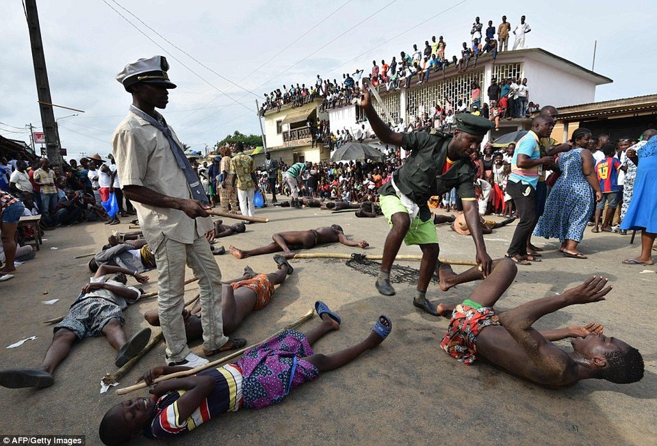 Καρναβάλι με χορούς πολέμου, αναπαραστάσεις βίας και ημίγυμνες γυναίκες [εικόνες] | iefimerida.gr 0