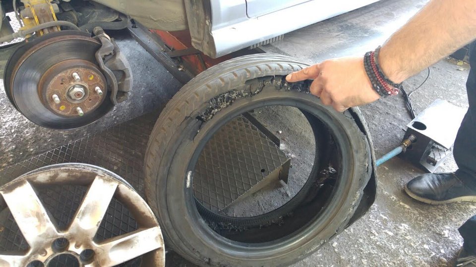 Οχήματα «βόμβες»: Το 60% των αυτοκινήτων κυκλοφορούν με φθαρμένα ελαστικά [εικόνες & βίντεο] | iefimerida.gr 0