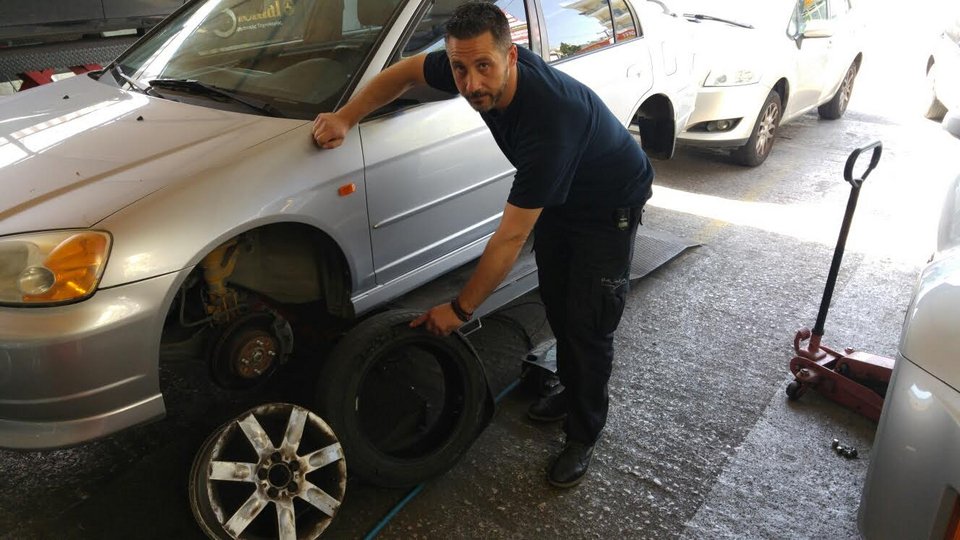 Οχήματα «βόμβες»: Το 60% των αυτοκινήτων κυκλοφορούν με φθαρμένα ελαστικά [εικόνες & βίντεο] | iefimerida.gr 1