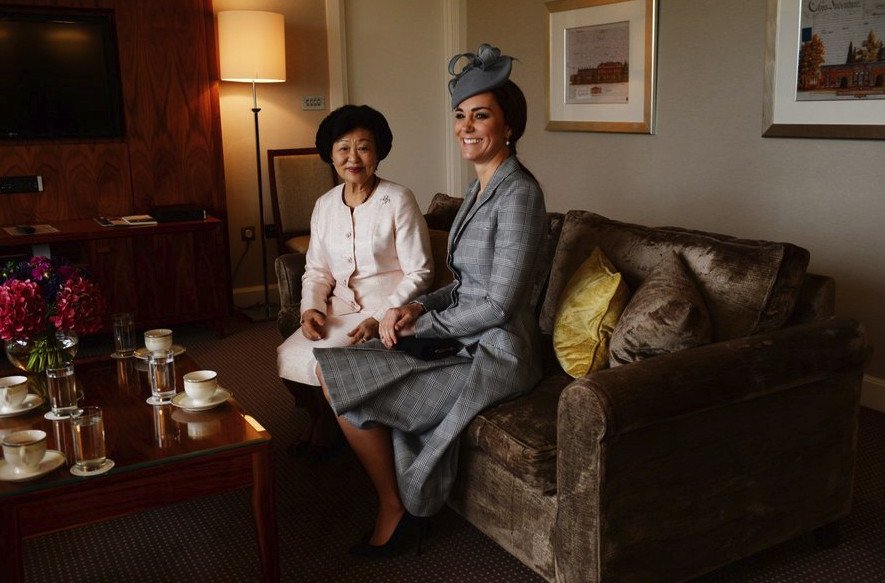 Γιατί η  Μίντλετον κάθεται πάντα με τα γόνατα ενωμένα (και γιατί να το κάνεις και εσύ) [εικόνες] | iefimerida.gr 1