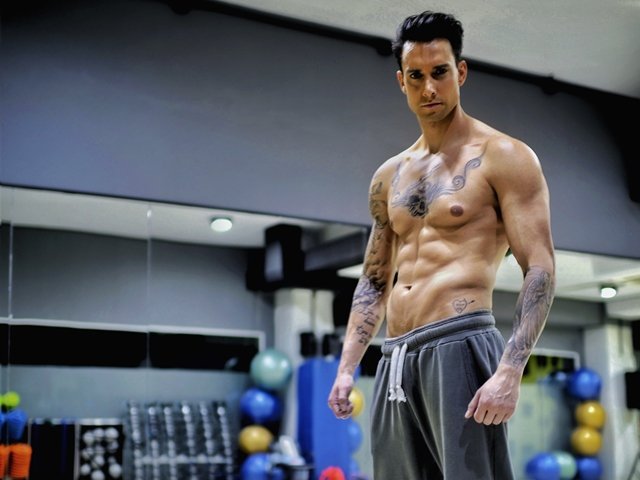 Ποιος είναι ο νεαρός καλλονός για τον οποίο «βουρλίζεται» η Αντζελα στη διαφήμιση viral [εικόνες] | iefimerida.gr 5