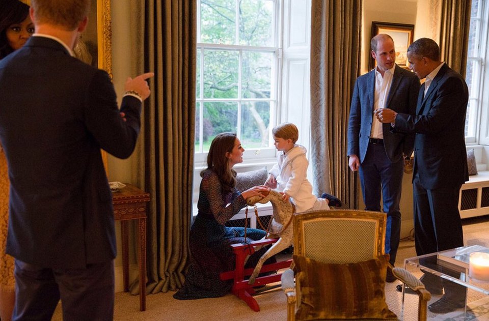 Το παλάτι των Γουίλιαμ-Κέιτ -Οι κορνίζες με τη Νταϊάνα, τα πεθερικά και τα λούτρινα [εικόνες] | iefimerida.gr 2