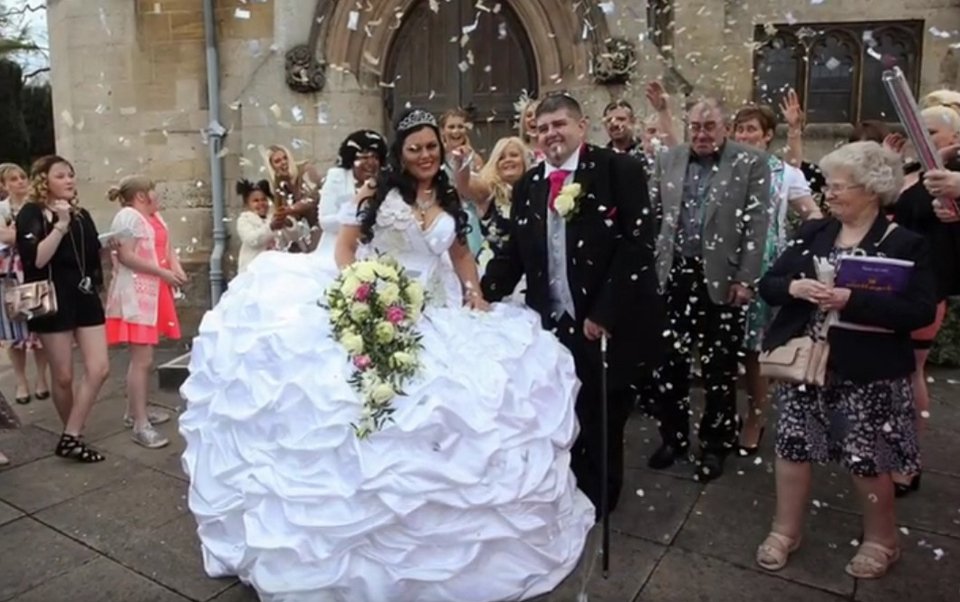 Ο πιο κιτς γάμος της χρονιάς- Νύφη φόρεσε νυφικό-τέρας που ζύγιζε 60 κιλά [βίντεο] | iefimerida.gr 1