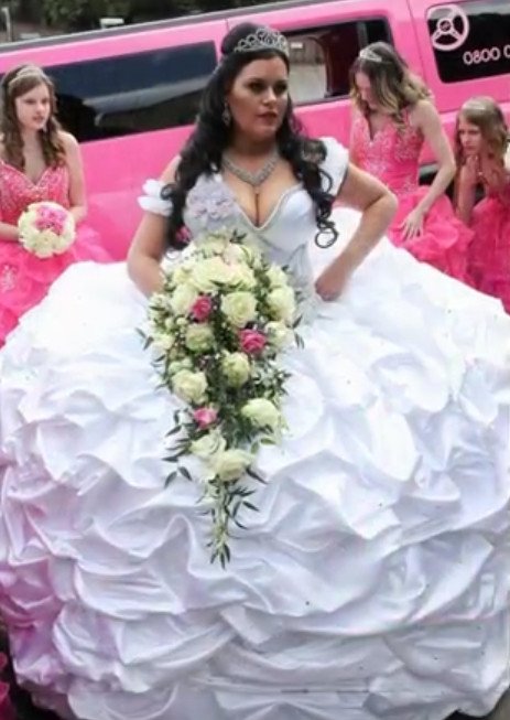 Ο πιο κιτς γάμος της χρονιάς- Νύφη φόρεσε νυφικό-τέρας που ζύγιζε 60 κιλά [βίντεο] | iefimerida.gr 0