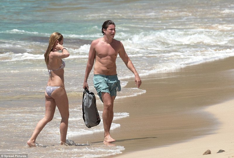 Φιλιά και αγάπες στην Καραϊβική -Η Χάιντι Κλουμ με τον κατά 14 χρόνια μικρότερο σύντροφό της [εικόνες] | iefimerida.gr 3