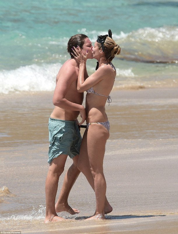 Φιλιά και αγάπες στην Καραϊβική -Η Χάιντι Κλουμ με τον κατά 14 χρόνια μικρότερο σύντροφό της [εικόνες] | iefimerida.gr 5