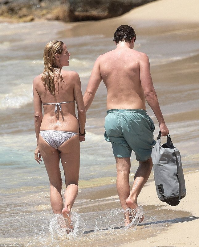 Φιλιά και αγάπες στην Καραϊβική -Η Χάιντι Κλουμ με τον κατά 14 χρόνια μικρότερο σύντροφό της [εικόνες] | iefimerida.gr 2