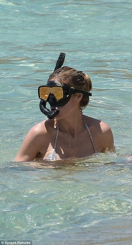 Φιλιά και αγάπες στην Καραϊβική -Η Χάιντι Κλουμ με τον κατά 14 χρόνια μικρότερο σύντροφό της [εικόνες] | iefimerida.gr 1