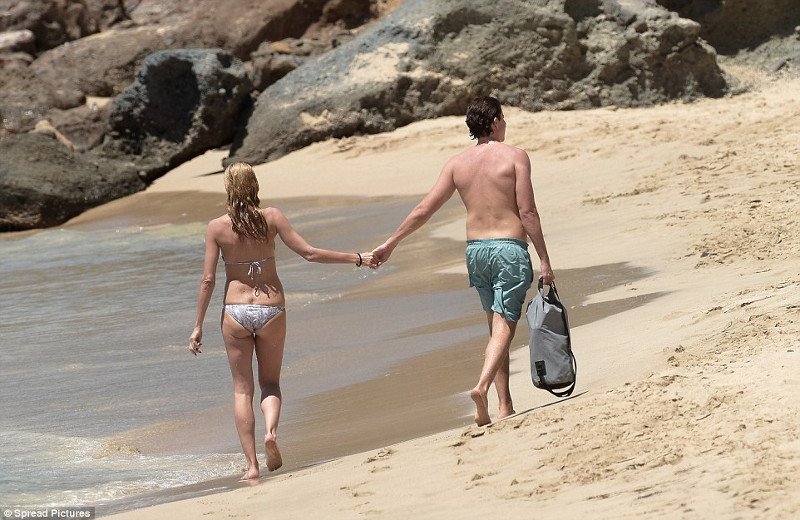 Φιλιά και αγάπες στην Καραϊβική -Η Χάιντι Κλουμ με τον κατά 14 χρόνια μικρότερο σύντροφό της [εικόνες] | iefimerida.gr 4