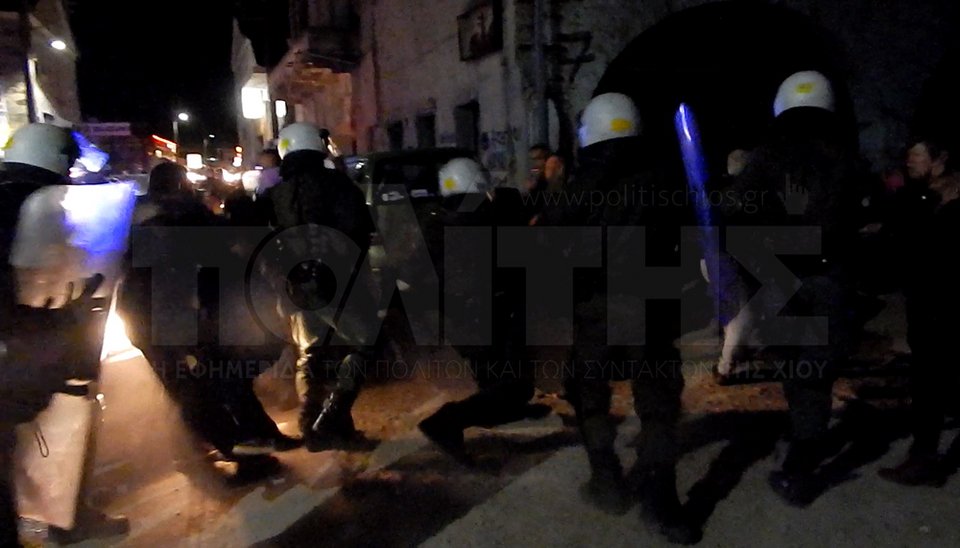 Αγριο ξύλο στη Χίο: ΜΑΤ εναντίον πολιτών – Τρεις στο νοσοκομείο [βίντεο] | iefimerida.gr 3