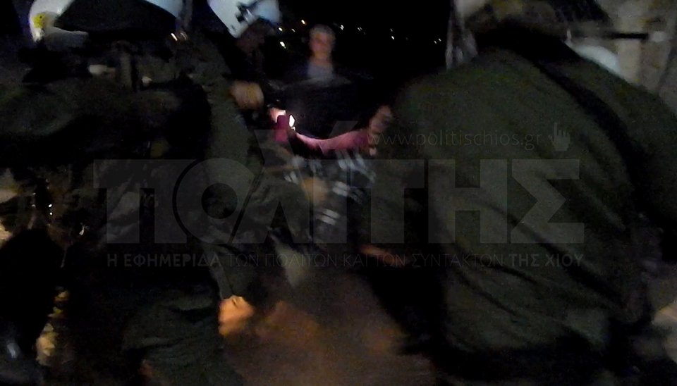 Αγριο ξύλο στη Χίο: ΜΑΤ εναντίον πολιτών – Τρεις στο νοσοκομείο [βίντεο] | iefimerida.gr 0