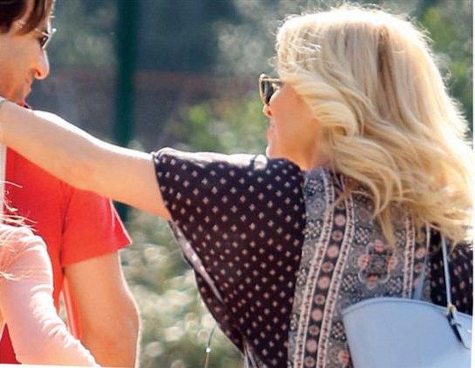 Ο φακός «συνέλαβε» τη Μενεγάκη να χουφτώνει τον Μάκη Παντζόπουλο [εικόνες] | iefimerida.gr 1