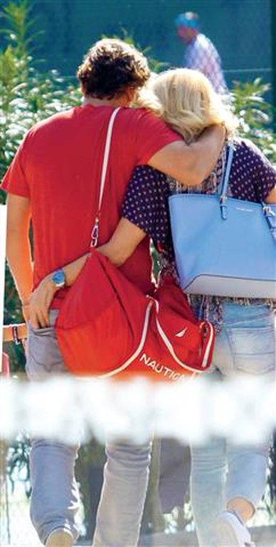 Ο φακός «συνέλαβε» τη Μενεγάκη να χουφτώνει τον Μάκη Παντζόπουλο [εικόνες] | iefimerida.gr 0