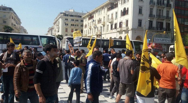 Πρόσφυγες στην πορεία της ΑΔΕΔΥ στη Θεσσαλονίκη [εικόνες & βίντεο] | iefimerida.gr 0
