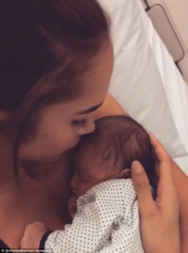 Γέννησε το έγκυος μοντέλο με τους κοιλιακούς -Πλάκα η κοιλιά της 5 μέρες μετά τη γέννα [εικόνες]  | iefimerida.gr 5