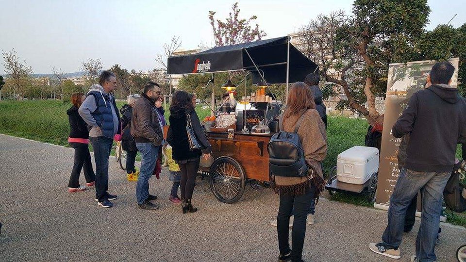 Δύο κοπέλες στη Θεσσαλονίκη είχαν ΤΗΝ ιδέα -Εκαναν το ποδήλατό τους καφετέρια [εικόνες] | iefimerida.gr 0