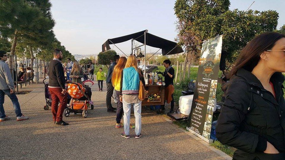 Δύο κοπέλες στη Θεσσαλονίκη είχαν ΤΗΝ ιδέα -Εκαναν το ποδήλατό τους καφετέρια [εικόνες] | iefimerida.gr 5