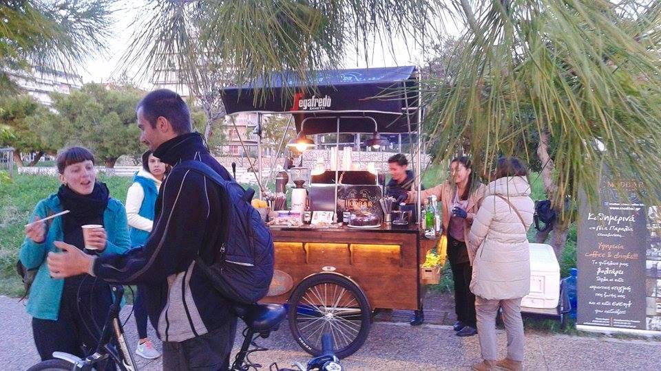 Δύο κοπέλες στη Θεσσαλονίκη είχαν ΤΗΝ ιδέα -Εκαναν το ποδήλατό τους καφετέρια [εικόνες] | iefimerida.gr 8