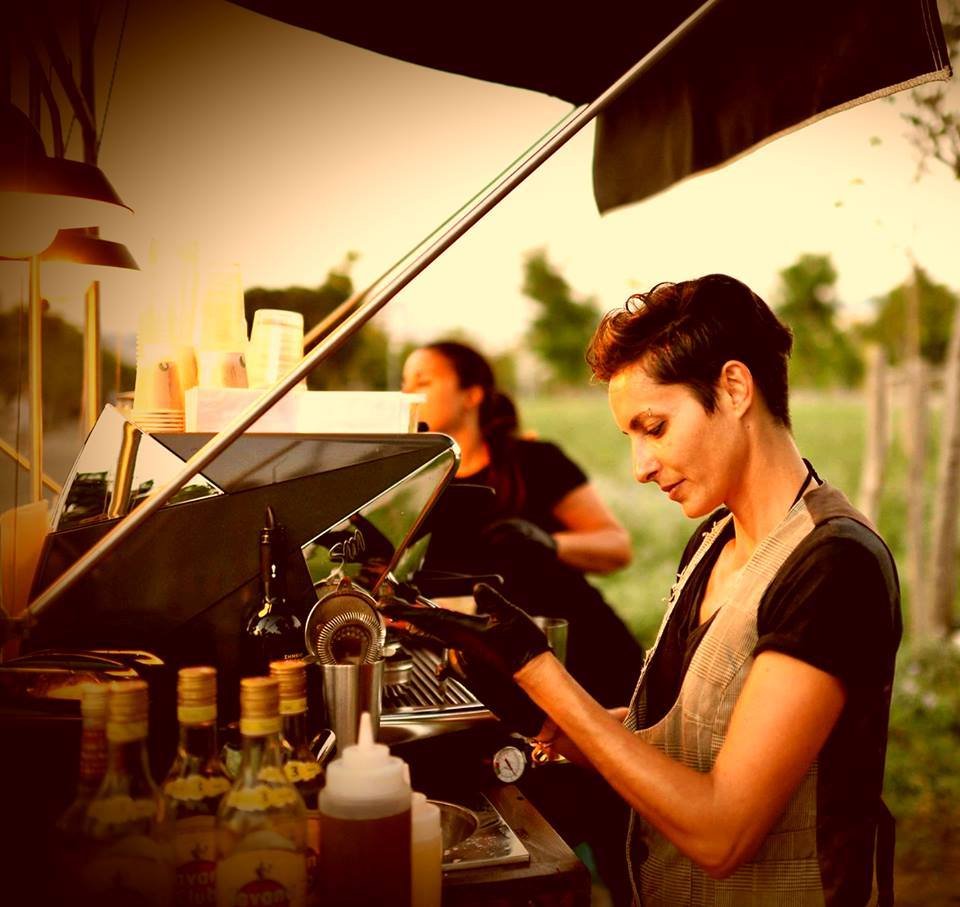 Δύο κοπέλες στη Θεσσαλονίκη είχαν ΤΗΝ ιδέα -Εκαναν το ποδήλατό τους καφετέρια [εικόνες] | iefimerida.gr 2