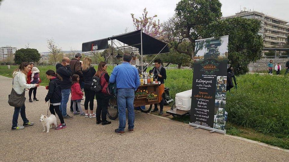 Δύο κοπέλες στη Θεσσαλονίκη είχαν ΤΗΝ ιδέα -Εκαναν το ποδήλατό τους καφετέρια [εικόνες] | iefimerida.gr 1
