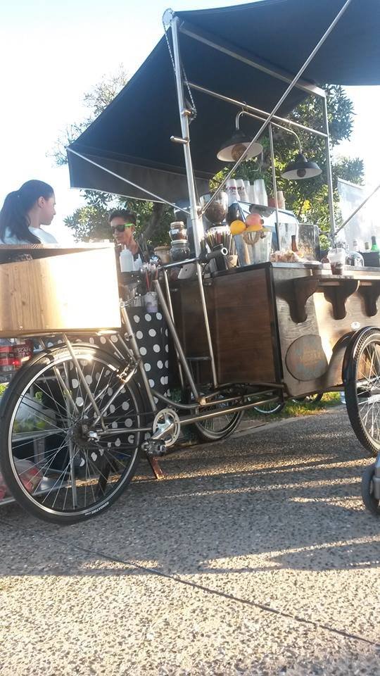 Δύο κοπέλες στη Θεσσαλονίκη είχαν ΤΗΝ ιδέα -Εκαναν το ποδήλατό τους καφετέρια [εικόνες] | iefimerida.gr 9