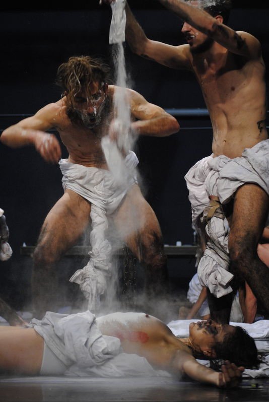 Ποιος είναι ο Γιαν Φαμπρ, ο σκηνοθέτης με τα «παλλόμενα πέη» -Πήγαν να τον δείρουν στο Βέλγιο [εικόνες] | iefimerida.gr 21