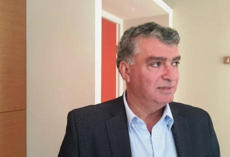 Αυτός είναι ο Σύρος δήμαρχος Κυλλήνης που άνοιξε τις πόρτες του LM Village στους πρόσφυγες [εικόνες] | iefimerida.gr 0