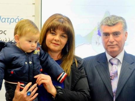 Αυτός είναι ο Σύρος δήμαρχος Κυλλήνης που άνοιξε τις πόρτες του LM Village στους πρόσφυγες [εικόνες] | iefimerida.gr 1