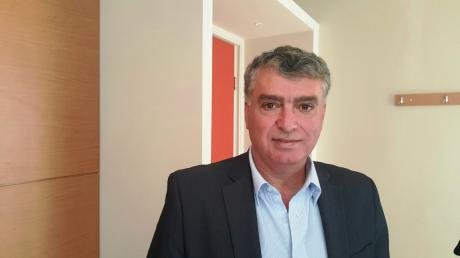 Αυτός είναι ο Σύρος δήμαρχος Κυλλήνης που άνοιξε τις πόρτες του LM Village στους πρόσφυγες [εικόνες] | iefimerida.gr 2