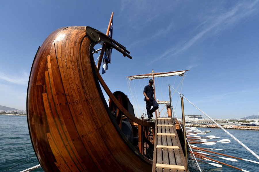 Εικόνες άλλης εποχής στον Φλοίσβο: Τριήρης με 170 ναύτες σε έναν μοναδικό πλου [εικόνες & βίντεο] | iefimerida.gr 1