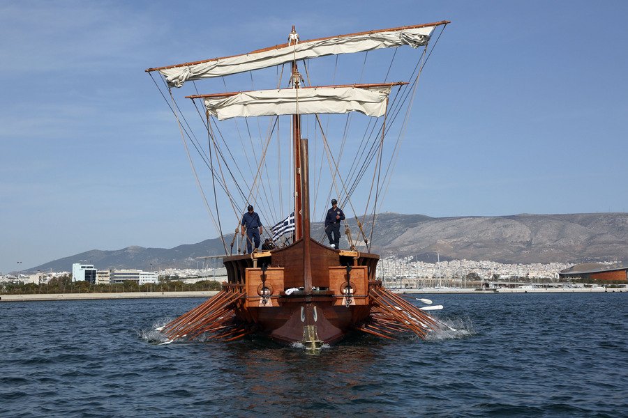 Εικόνες άλλης εποχής στον Φλοίσβο: Τριήρης με 170 ναύτες σε έναν μοναδικό πλου [εικόνες & βίντεο] | iefimerida.gr 0