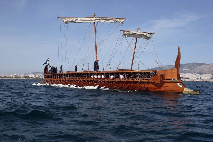 Εικόνες άλλης εποχής στον Φλοίσβο: Τριήρης με 170 ναύτες σε έναν μοναδικό πλου [εικόνες & βίντεο] | iefimerida.gr 3