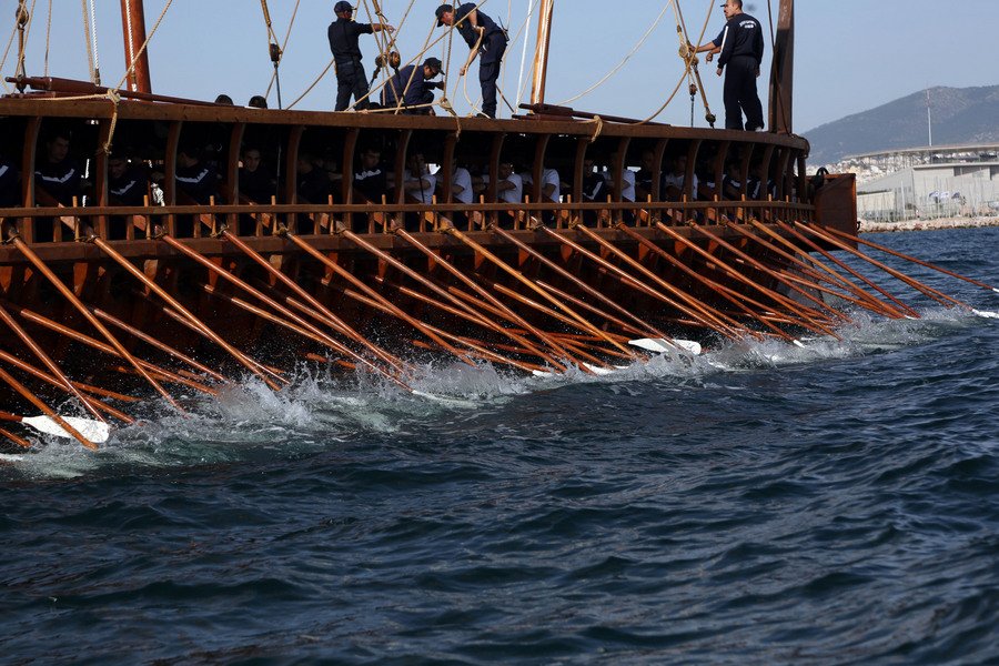 Εικόνες άλλης εποχής στον Φλοίσβο: Τριήρης με 170 ναύτες σε έναν μοναδικό πλου [εικόνες & βίντεο] | iefimerida.gr 2
