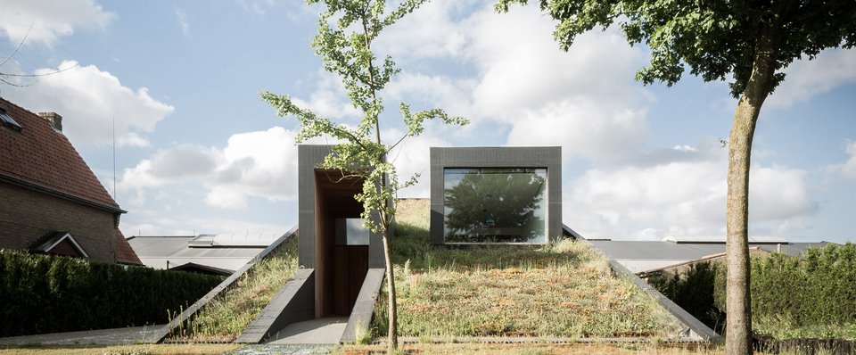 Ενα μοντέρνο σπίτι που ξεπετάγεται μέσα από το έδαφος [εικόνες] | iefimerida.gr 0