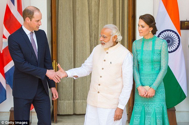Η χειραψία του Ινδού πρωθυπουργού γονάτισε τον πρίγκιπα Γουίλιαμ -Του άφησε σημάδι στο χέρι! [εικόνες] | iefimerida.gr 3