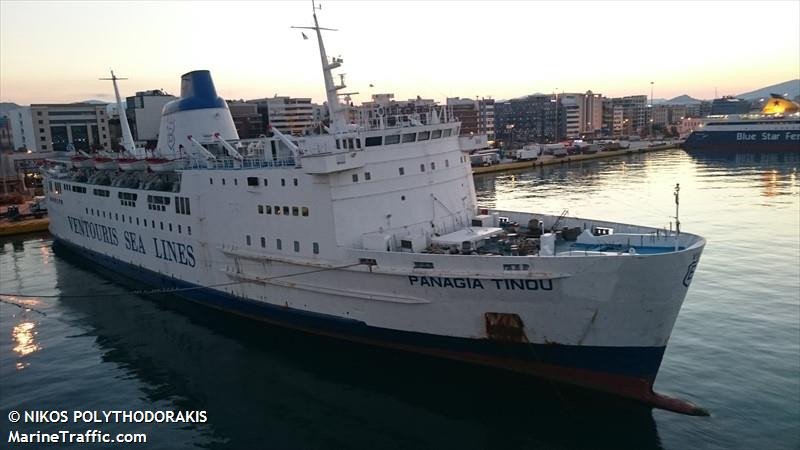 Πειραιάς: Δύτες και ρυμουλκά δίνουν μάχη για να μη βυθιστεί το πλοίο «Παναγία Τήνου» [εικόνες & βίντεο] | iefimerida.gr 9