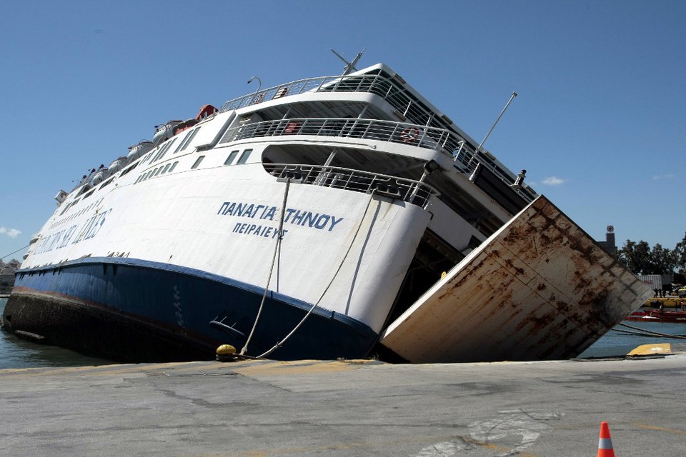 Πειραιάς: Δύτες και ρυμουλκά δίνουν μάχη για να μη βυθιστεί το πλοίο «Παναγία Τήνου» [εικόνες & βίντεο] | iefimerida.gr 1