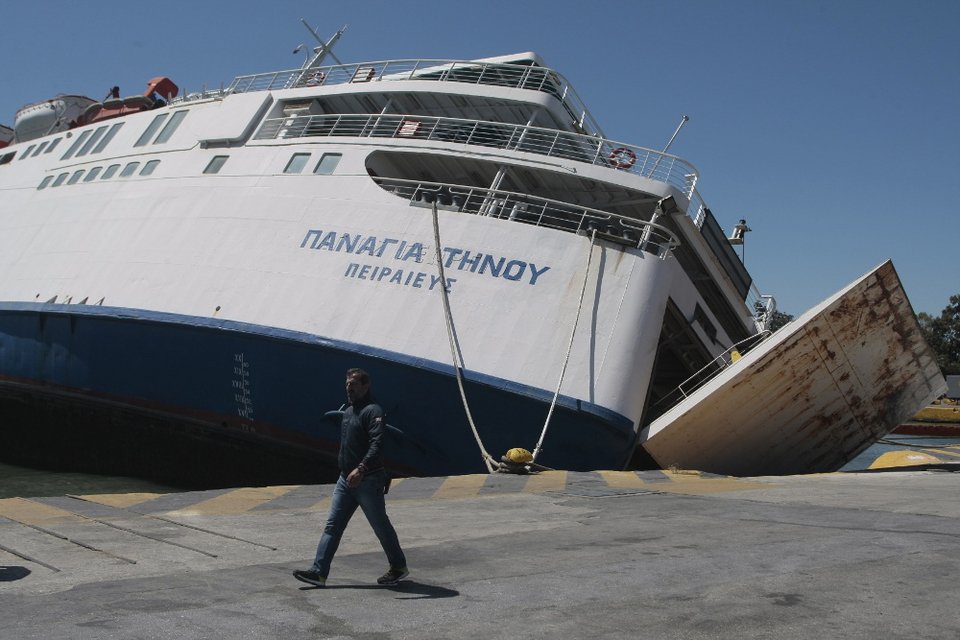 Πειραιάς: Δύτες και ρυμουλκά δίνουν μάχη για να μη βυθιστεί το πλοίο «Παναγία Τήνου» [εικόνες & βίντεο] | iefimerida.gr 3