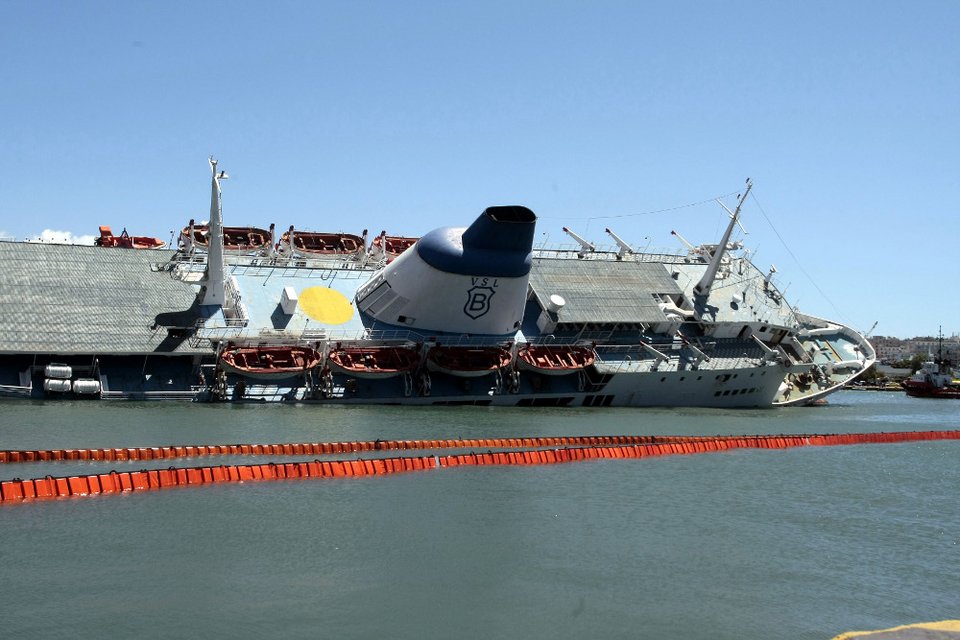 Πειραιάς: Δύτες και ρυμουλκά δίνουν μάχη για να μη βυθιστεί το πλοίο «Παναγία Τήνου» [εικόνες & βίντεο] | iefimerida.gr 4