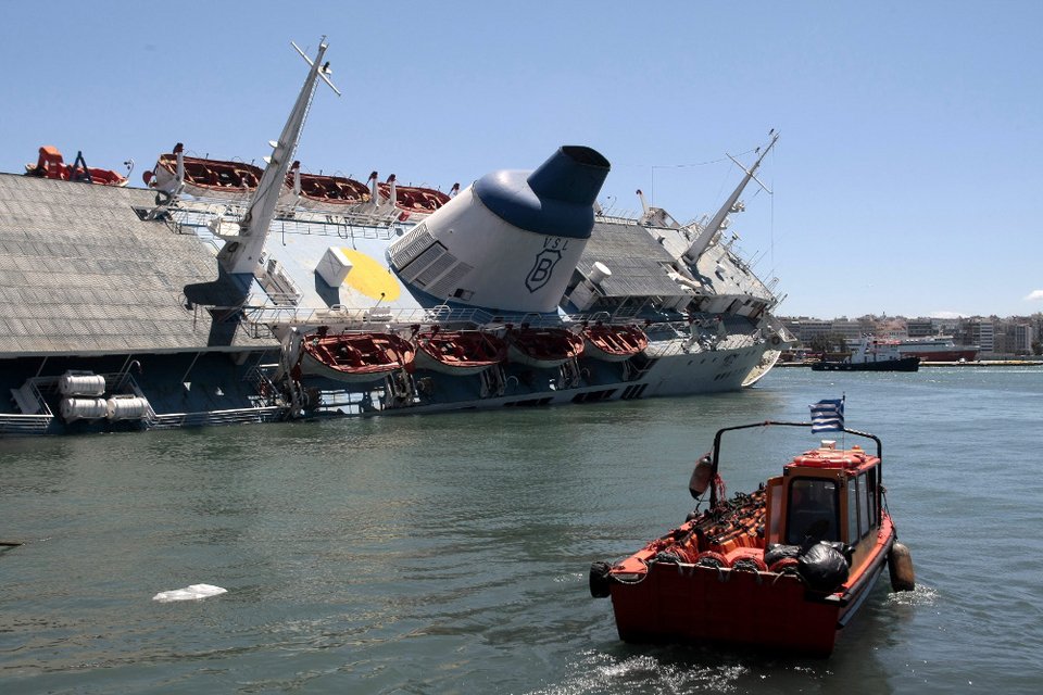 Πειραιάς: Δύτες και ρυμουλκά δίνουν μάχη για να μη βυθιστεί το πλοίο «Παναγία Τήνου» [εικόνες & βίντεο] | iefimerida.gr 5