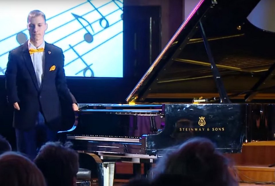 Ο Ρώσος πιανίστας που γεννήθηκε χωρίς δάχτυλα κι όμως τα κατάφερε [εικόνες & βίντεο] | iefimerida.gr 0