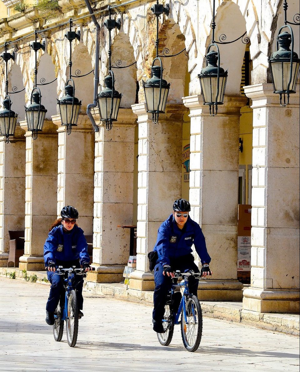 Περιπολίες αστυνομικών με ποδήλατα και στην Κέρκυρα [εικόνες]  | iefimerida.gr 0