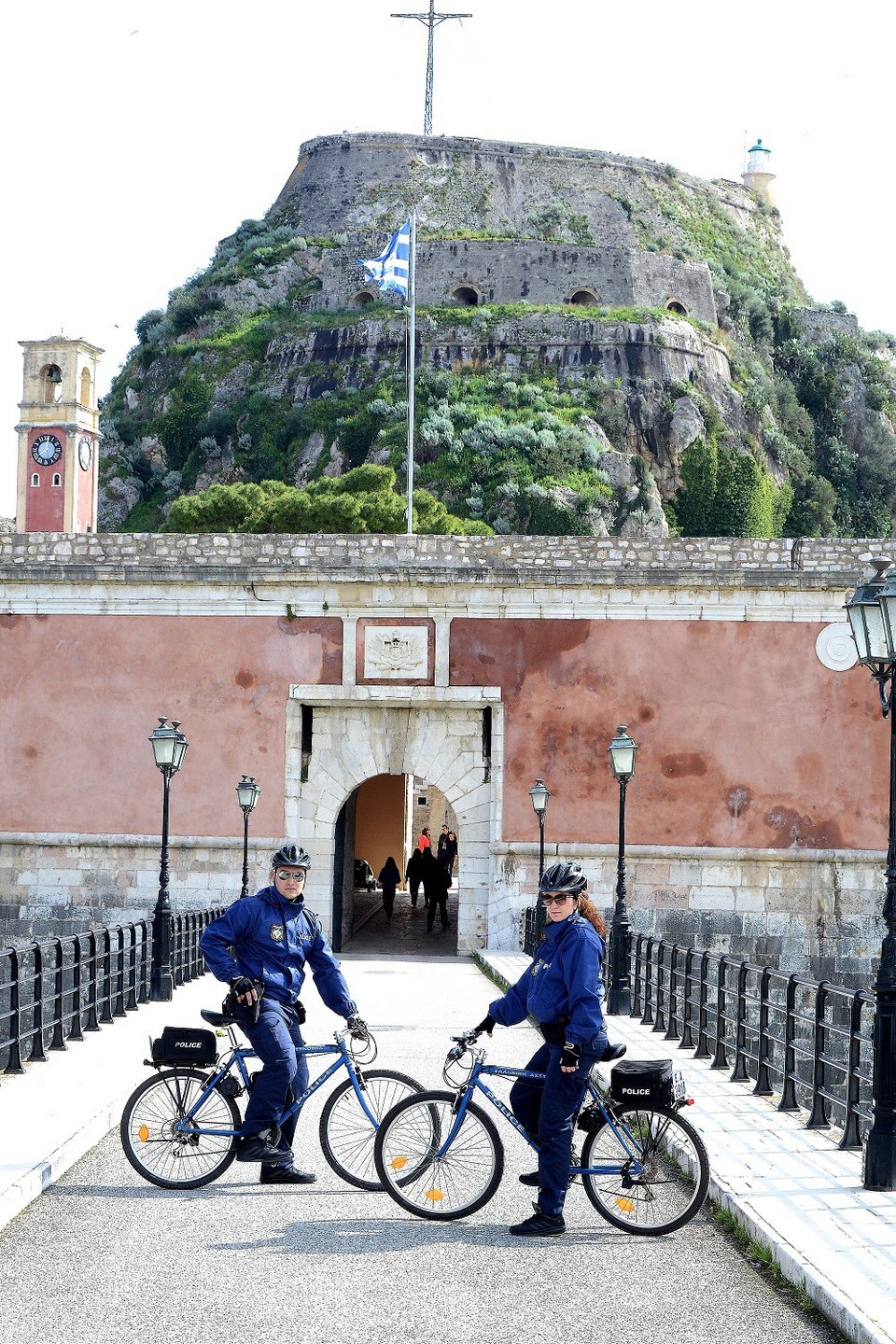 Περιπολίες αστυνομικών με ποδήλατα και στην Κέρκυρα [εικόνες]  | iefimerida.gr 1