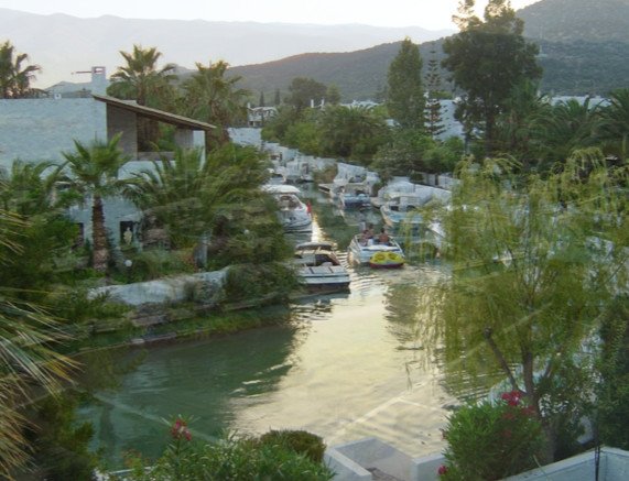 Η «Βενετία» της Ελλάδας: Το «χωριό» που δεν έχει δρόμους αλλά κανάλια -Βίλες, σκάφη, πισίνες [βίντεο] | iefimerida.gr 8