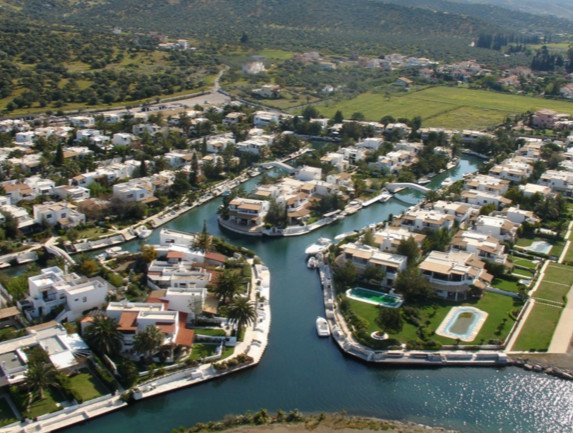 Η «Βενετία» της Ελλάδας: Το «χωριό» που δεν έχει δρόμους αλλά κανάλια -Βίλες, σκάφη, πισίνες [βίντεο] | iefimerida.gr 9