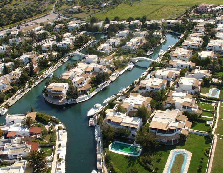 Η «Βενετία» της Ελλάδας: Το «χωριό» που δεν έχει δρόμους αλλά κανάλια -Βίλες, σκάφη, πισίνες [βίντεο] | iefimerida.gr 10