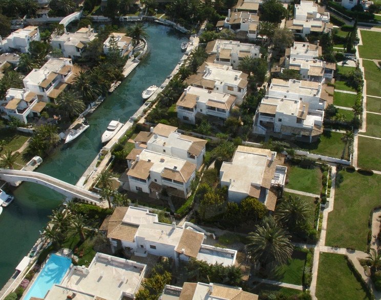 Η «Βενετία» της Ελλάδας: Το «χωριό» που δεν έχει δρόμους αλλά κανάλια -Βίλες, σκάφη, πισίνες [βίντεο] | iefimerida.gr 11