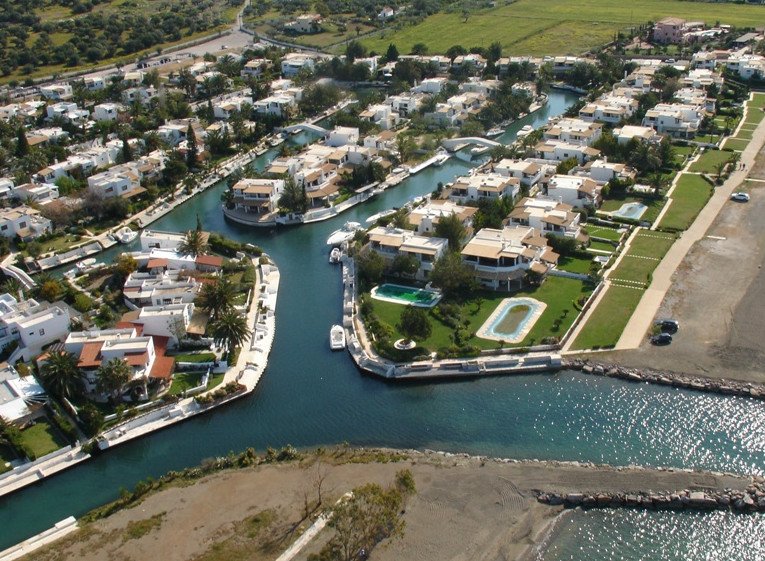 Η «Βενετία» της Ελλάδας: Το «χωριό» που δεν έχει δρόμους αλλά κανάλια -Βίλες, σκάφη, πισίνες [βίντεο] | iefimerida.gr 12